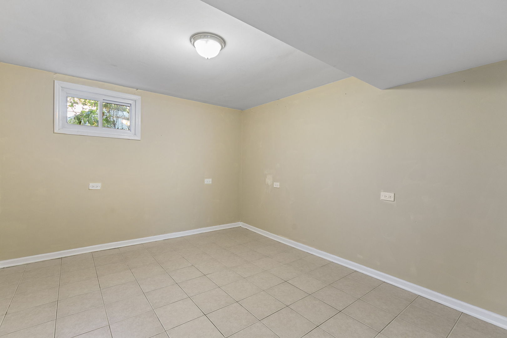 8152 Mayfield Avenue Burbank, IL 60459 - Photo 21 of 21 an empty room with a empty space and window