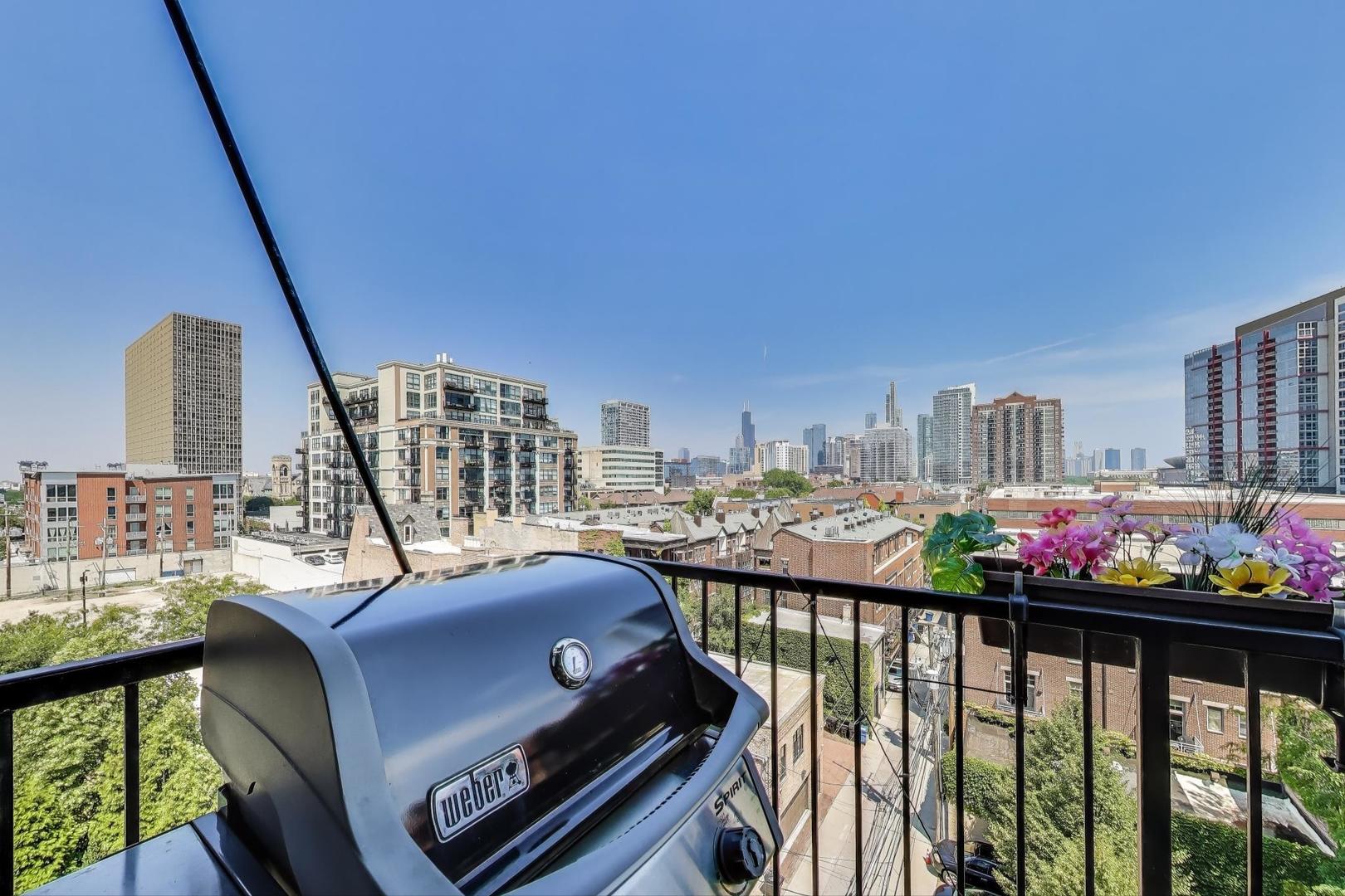 320 East 21st Street, Unit 501 Chicago, IL 60616 - Photo 16 of 22 a view of a balcony with an outdoor space