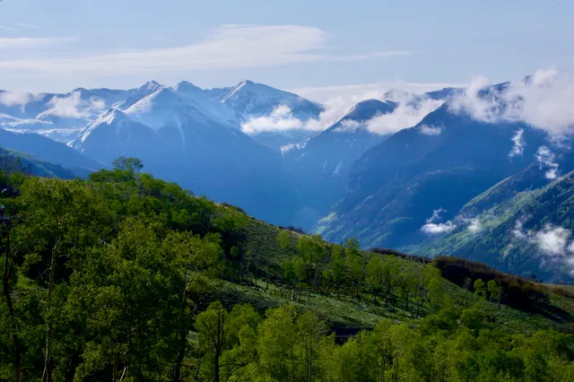 a view of a sky in the middle of a yard
