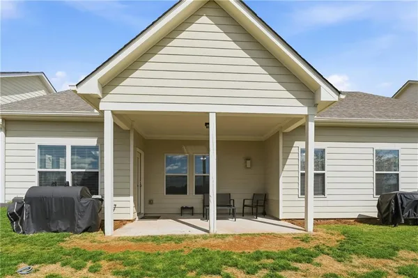 a view of a house with backyard