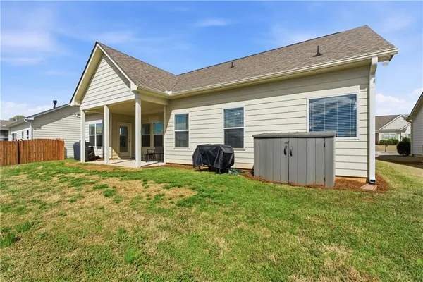 a view of a house with backyard