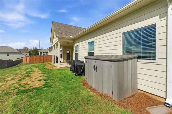 a view of a house with backyard