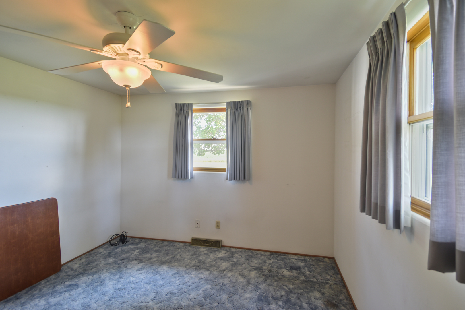 1542 East 18th Road Streator, IL 61364 - Photo 18 of 47 an empty room with windows and fan