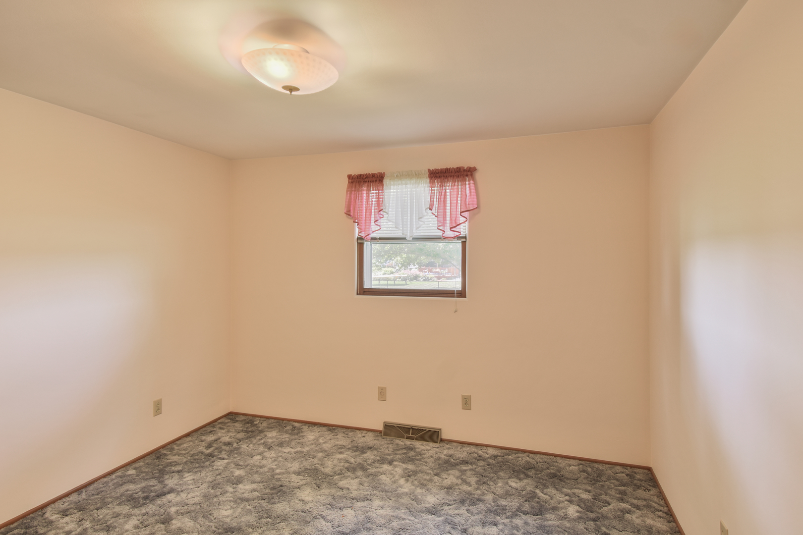 1542 East 18th Road Streator, IL 61364 - Photo 20 of 47 an empty room with a workbench