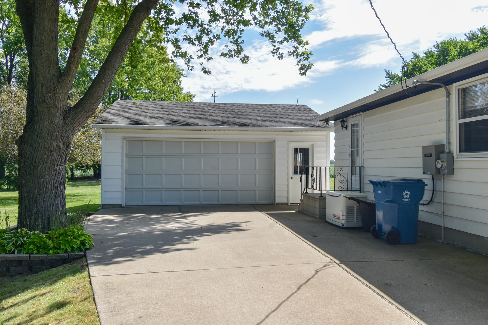 1542 East 18th Road Streator, IL 61364 - Photo 2 of 47 a front view of a house with a garden