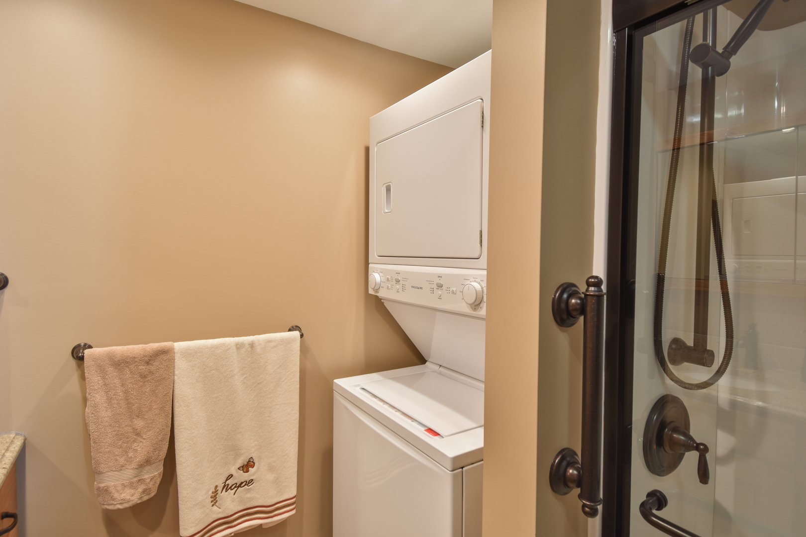 1542 East 18th Road Streator, IL 61364 - Photo 29 of 47 a bathroom with a shower