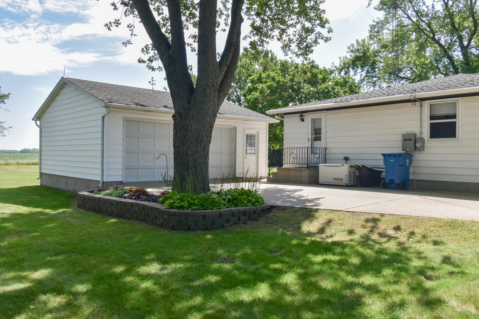 1542 East 18th Road Streator, IL 61364 - Photo 4 of 47 a front view of house with yard