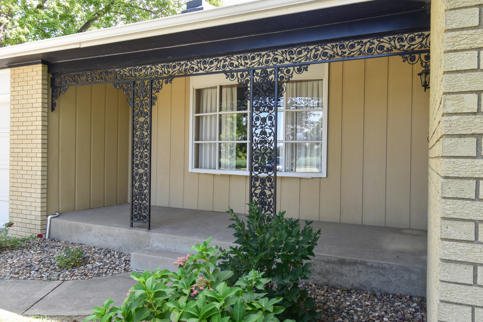 1542 East 18th Road Streator, IL 61364 - Photo 6 of 47 a front view of a house with a garage