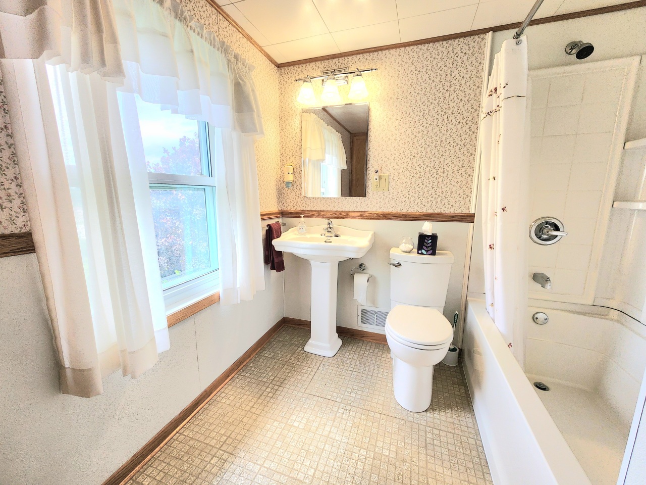 5609 Two Creeks Road Two Rivers, WI 54241 - Photo 21 of 45 Upper Full Bathroom