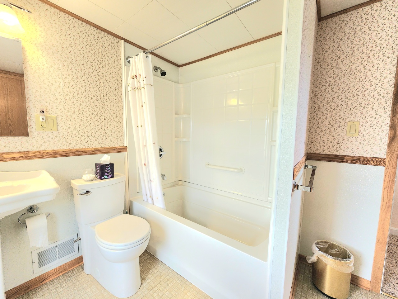 5609 Two Creeks Road Two Rivers, WI 54241 - Photo 22 of 45 Upper full bathroom ShowerTub