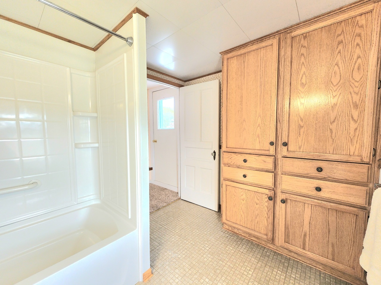 5609 Two Creeks Road Two Rivers, WI 54241 - Photo 23 of 45 Upper full bathroom