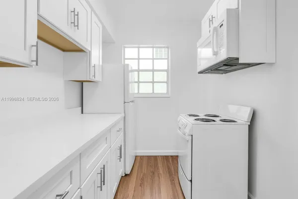 $1,800 | 635 8th Street, Unit 205, Miami Beach, FL 33139