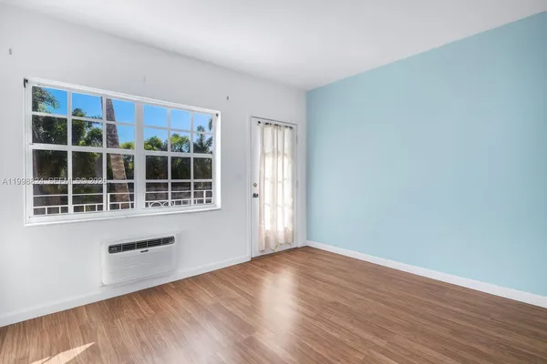 $1,800 | 635 8th Street, Unit 205, Miami Beach, FL 33139