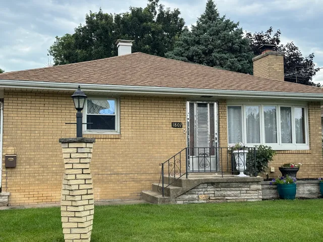 $2,200 | 1807 Oakland Avenue, Crest Hill, IL 60403