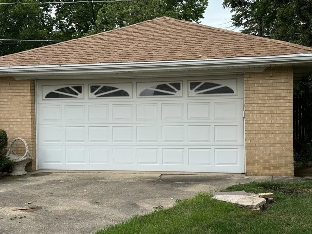 $2,200 | 1807 Oakland Avenue, Crest Hill, IL 60403