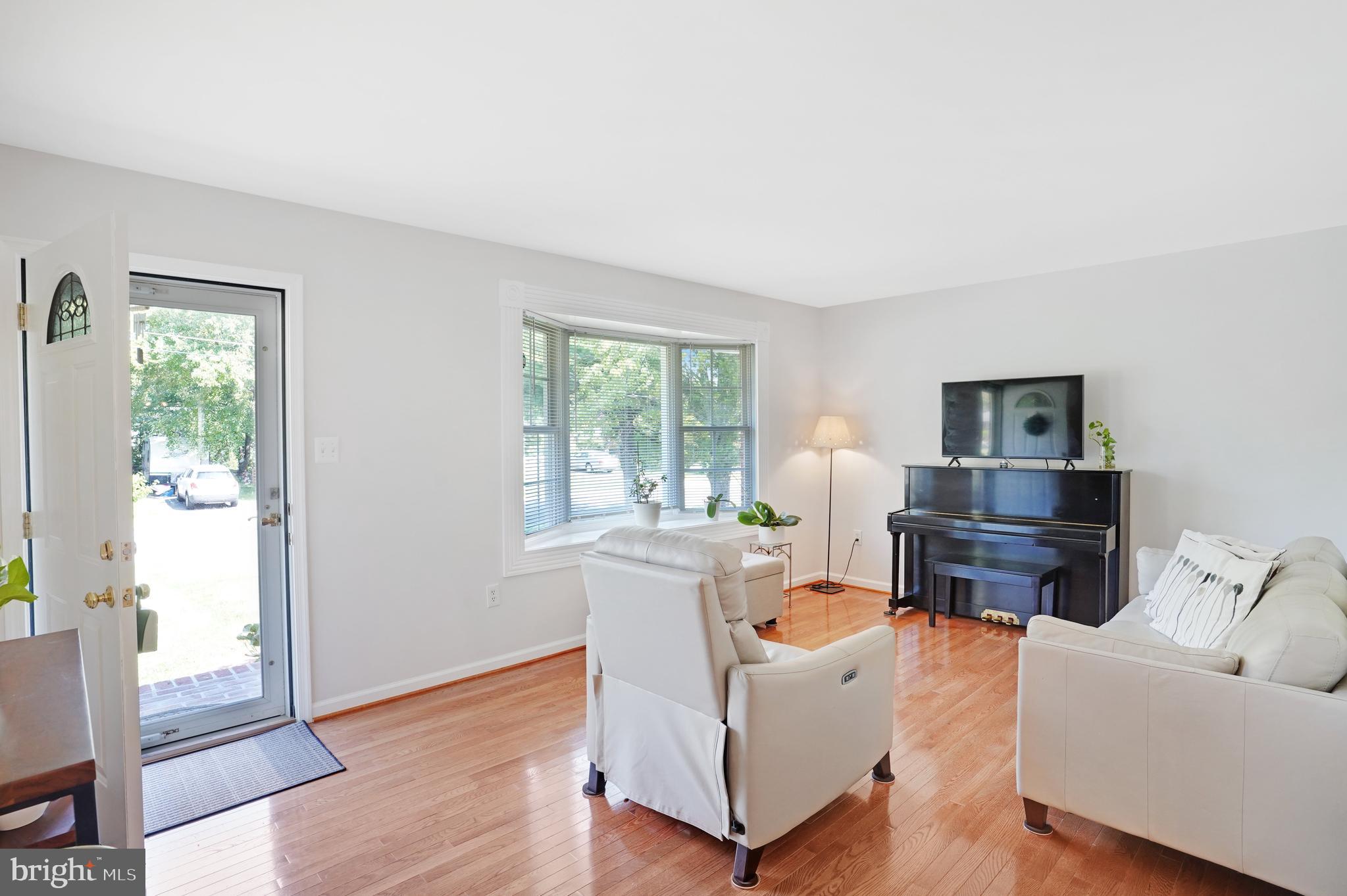 3908 Egan Drive Fairfax, VA 22030 - Photo 3 of 38