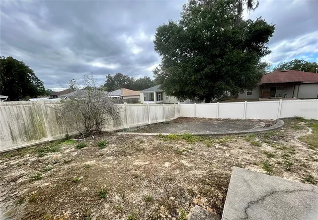 a view of a backyard