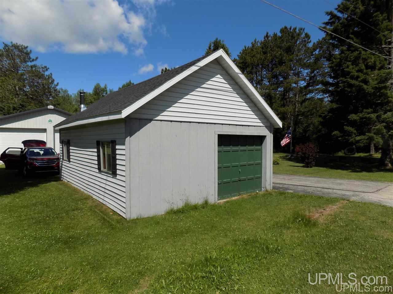 877 N River Road Manistique, MI 49854 - Photo 3 of 43