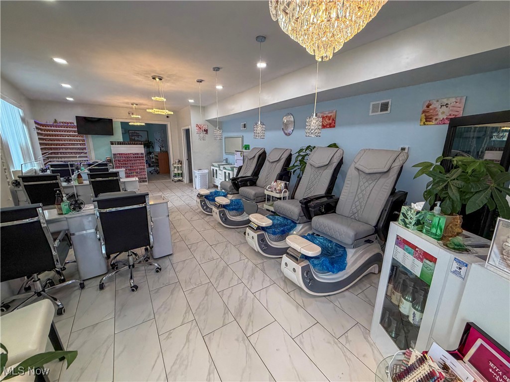 2405 Youngstown Road Southeast Warren, OH 44484 - Photo 31 of 41 Salon