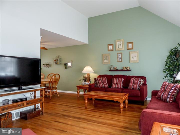 667 Mueller Road Warminster, PA 18974 - Photo 4 of 21 Living Room