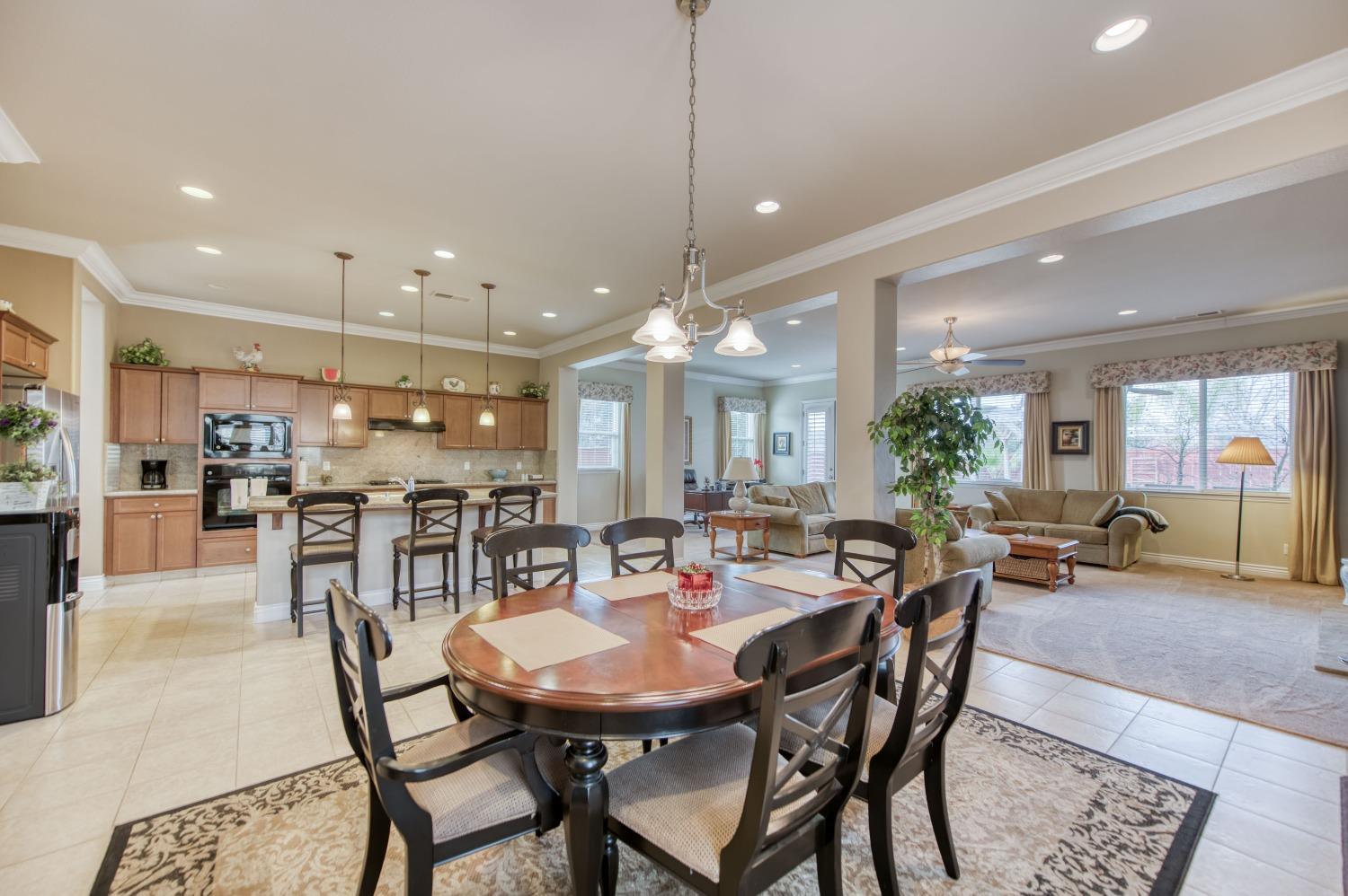 3207 Dennis Avenue Clovis, CA 93619 - Photo 41 of 55 a view of a dining area with furniture