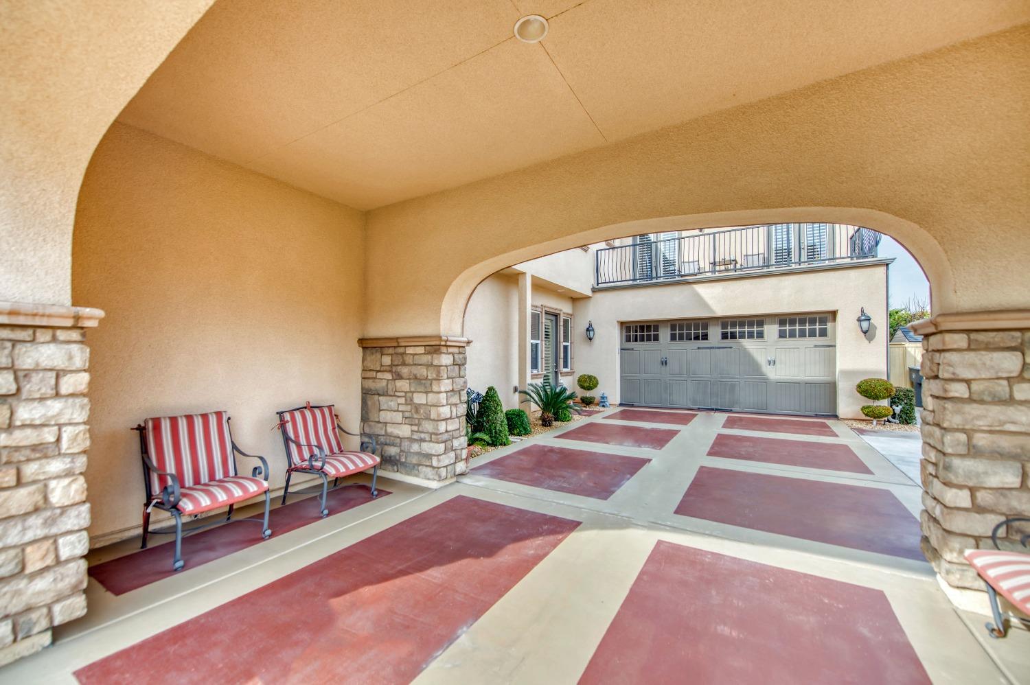 3207 Dennis Avenue Clovis, CA 93619 - Photo 5 of 55 a front view of a house with garden