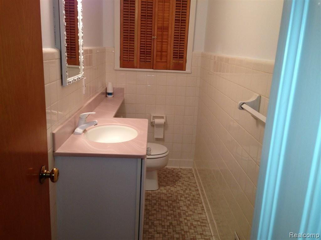 19770 Holiday Road Grosse Pointe, MI 48236 - Photo 13 of 18 1/2 Bathroom