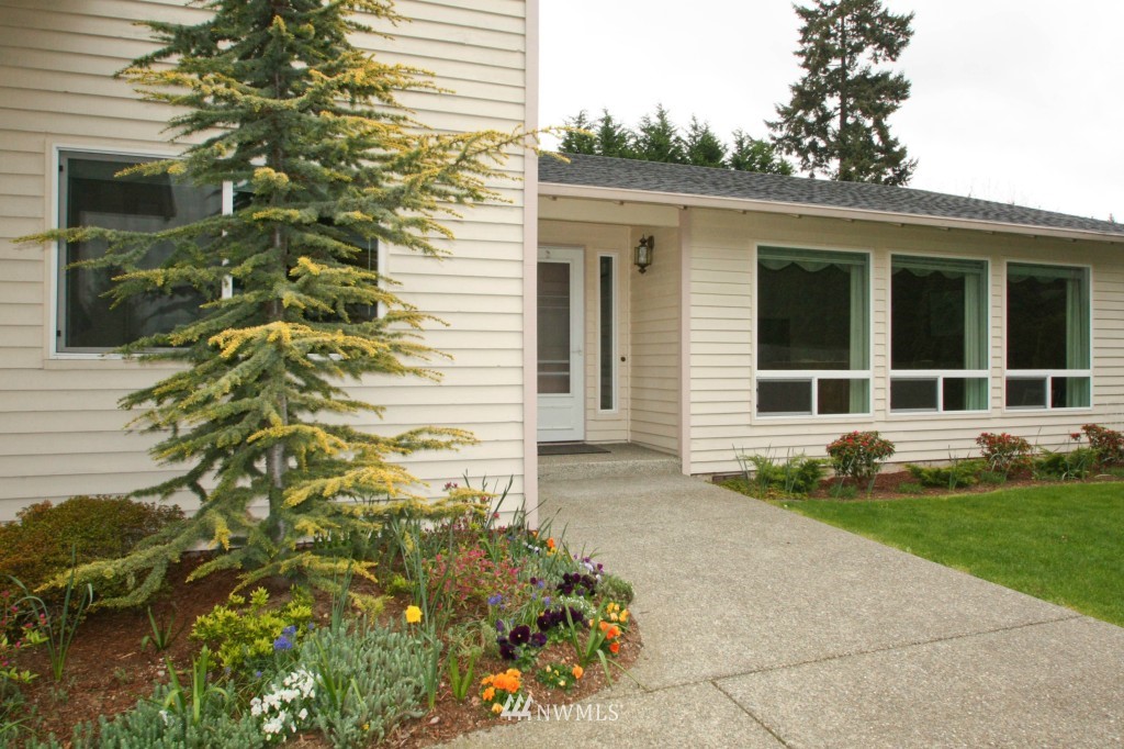 2514 Jones Avenue Northeast Renton, WA 98056 - Photo 2 of 15 Gallery Image 2