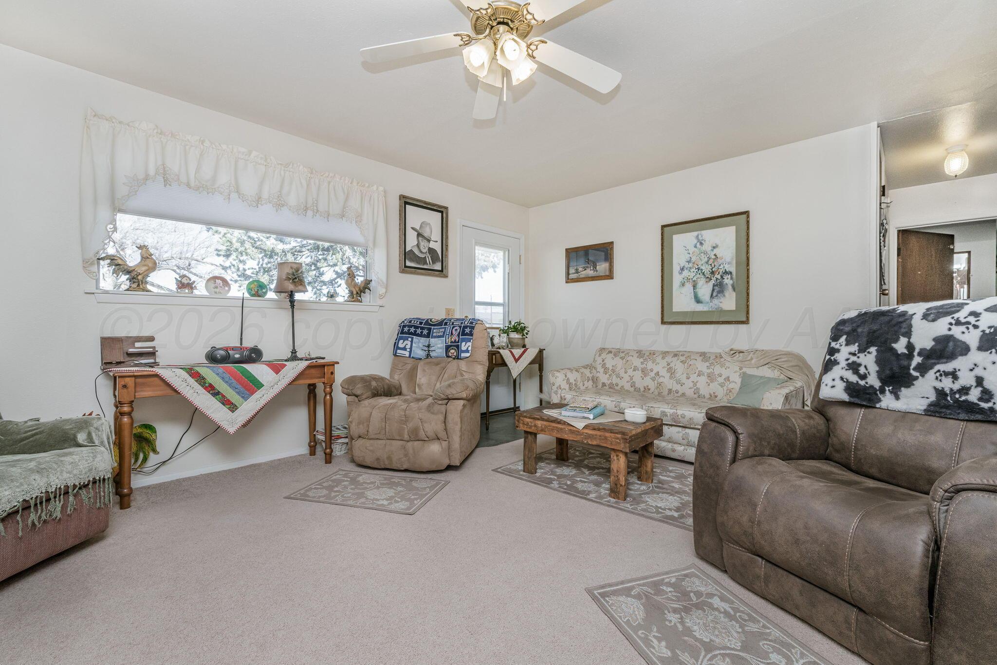 500 Southeast 2nd Street Happy, TX 79042 - Photo 4 of 21 Living Room