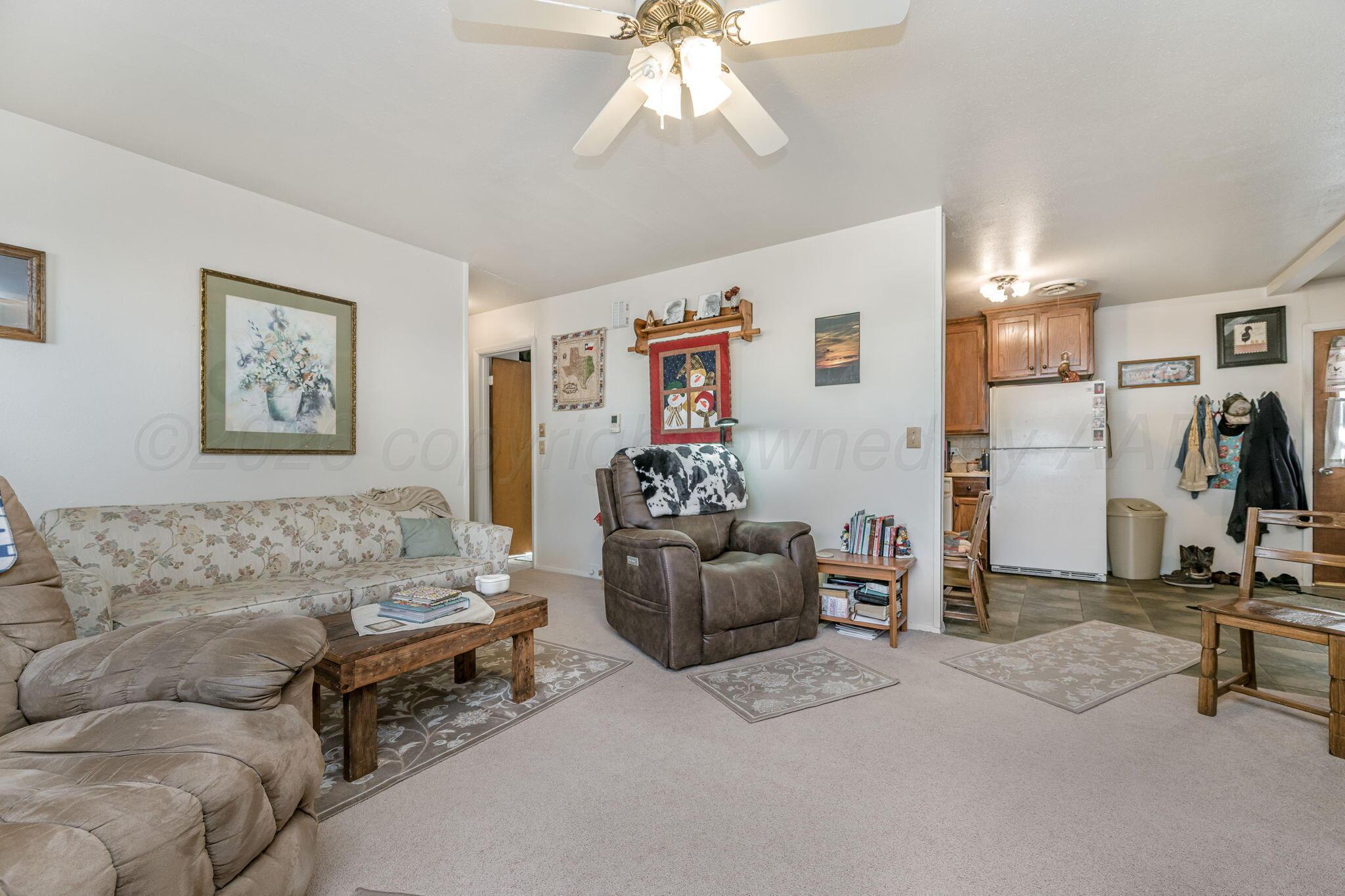 500 Southeast 2nd Street Happy, TX 79042 - Photo 5 of 21 Living Room