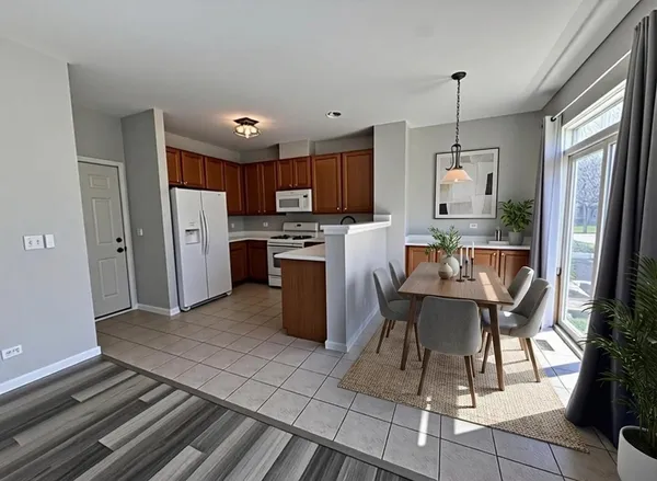 $2,600 | 2266 Pembridge Drive, Lake In The Hills, IL 60156