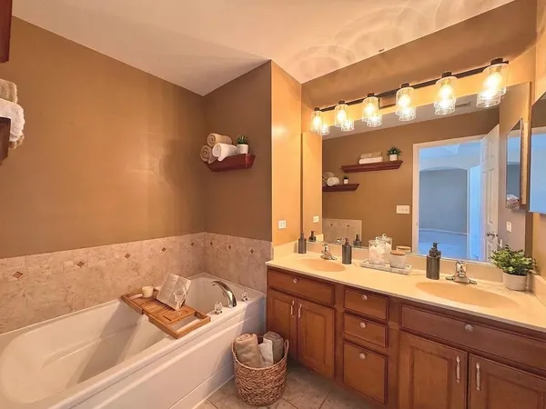 $2,600 | 2266 Pembridge Drive, Lake In The Hills, IL 60156