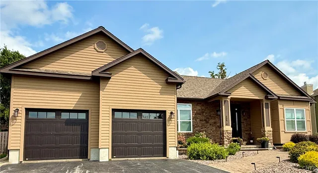 $579,900 | 8876 Lombardi Drive, Cicero, NY 13039
