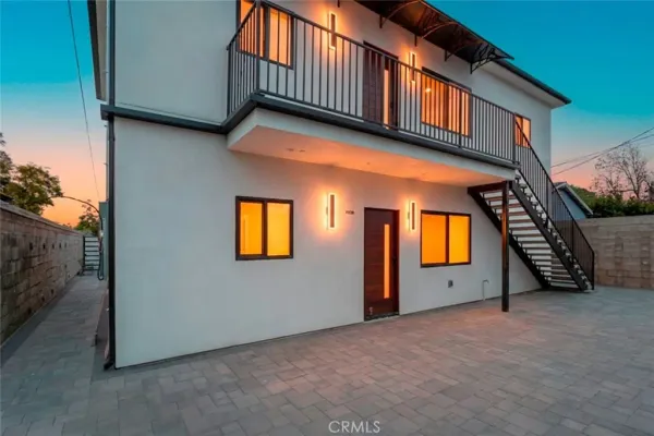 a view of an entrance of the house