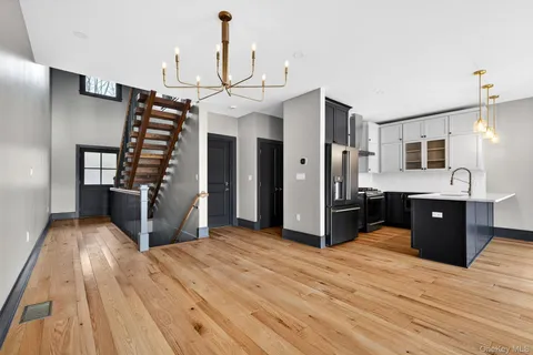 $749,000 | 2 Icehouse Drive, Saugerties, NY 12477