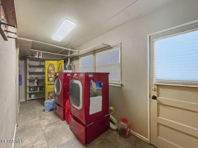 a view of walk in closet