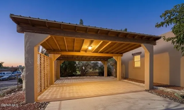 a view of entryway with a outdoor space