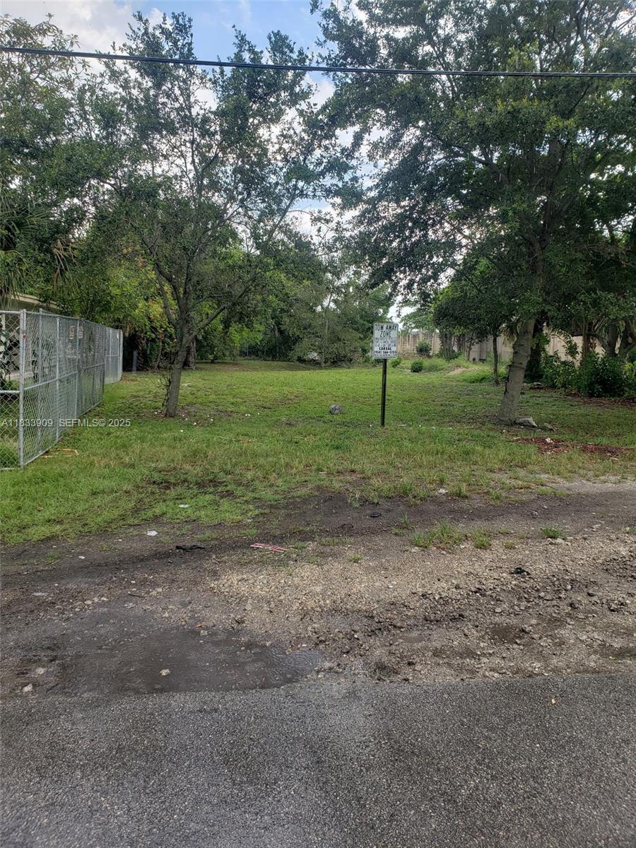 894 Southwest 9th Court Pompano Beach, FL 33060 - Photo 3 of 4 a view of a park