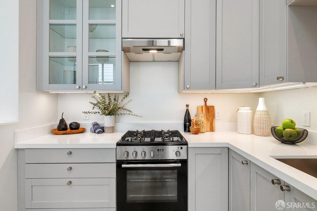 150 Eureka Street, Unit A San Francisco, CA 94114 - Photo 14 of 60 a kitchen with a stove and cabinets