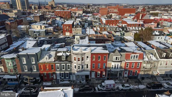 a city street filled with lots of traffic