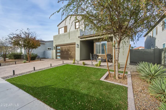 a view of a house with a backyard