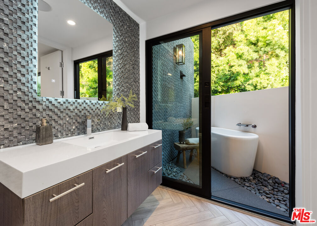 9455 Readcrest Drive Beverly Hills, CA 90210 - Photo 30 of 40 a bathroom with a sink toilet and tub