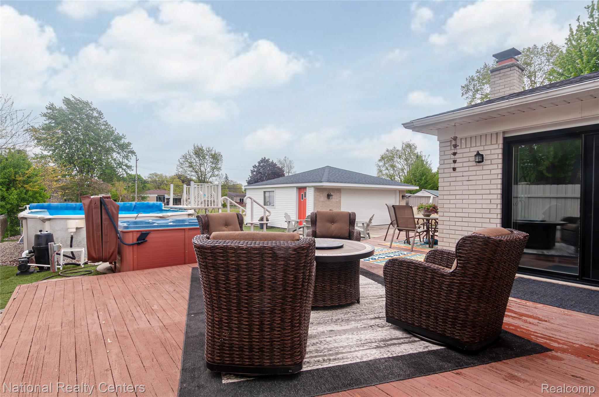 2446 Milverton Road Troy, MI 48083 - Photo 35 of 41 Deck with outdoor dining area
