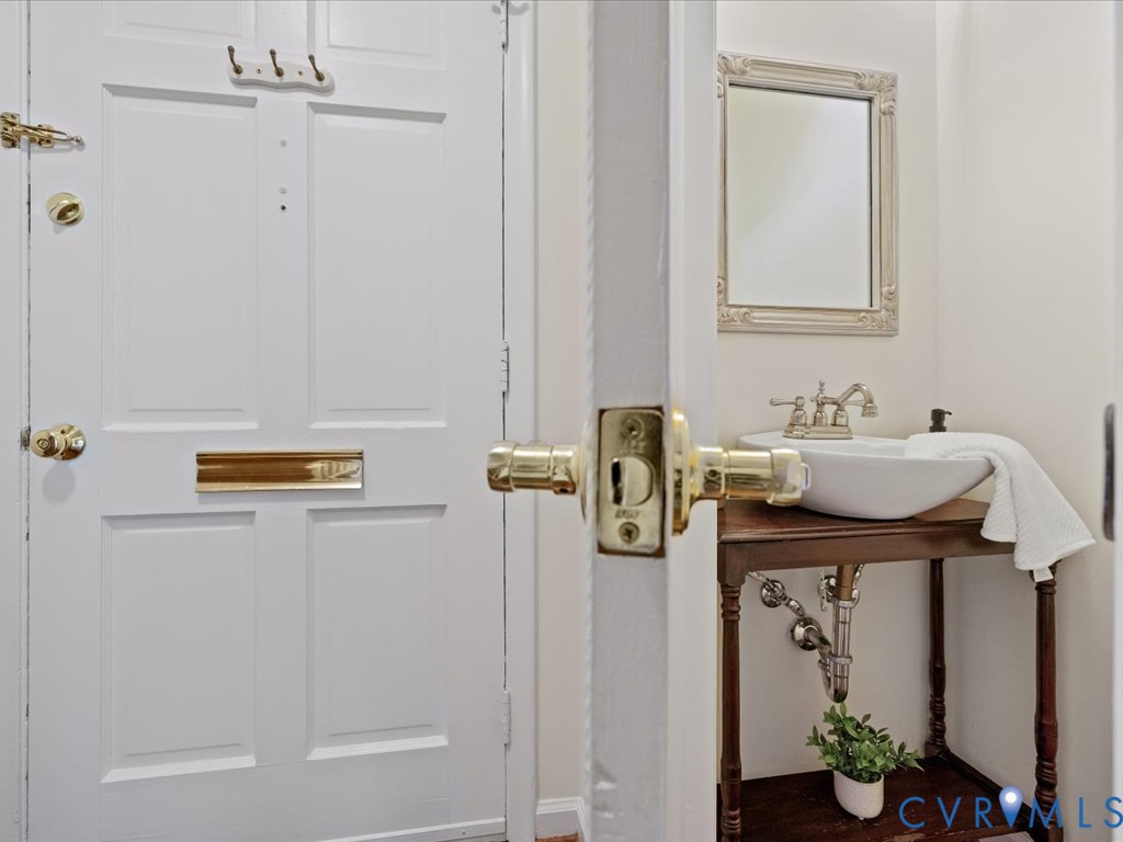 9107 Derbyshire Road, Unit J Henrico, VA 23229 - Photo 18 of 38 a bathroom with a sink and a mirror