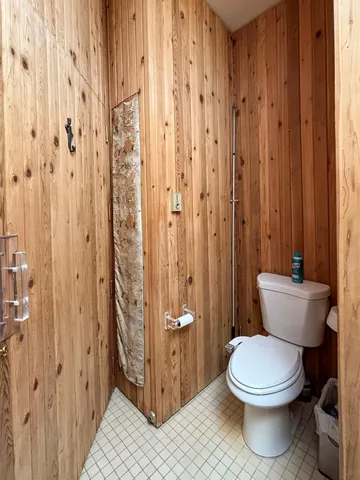 a bathroom with a toilet and a shower