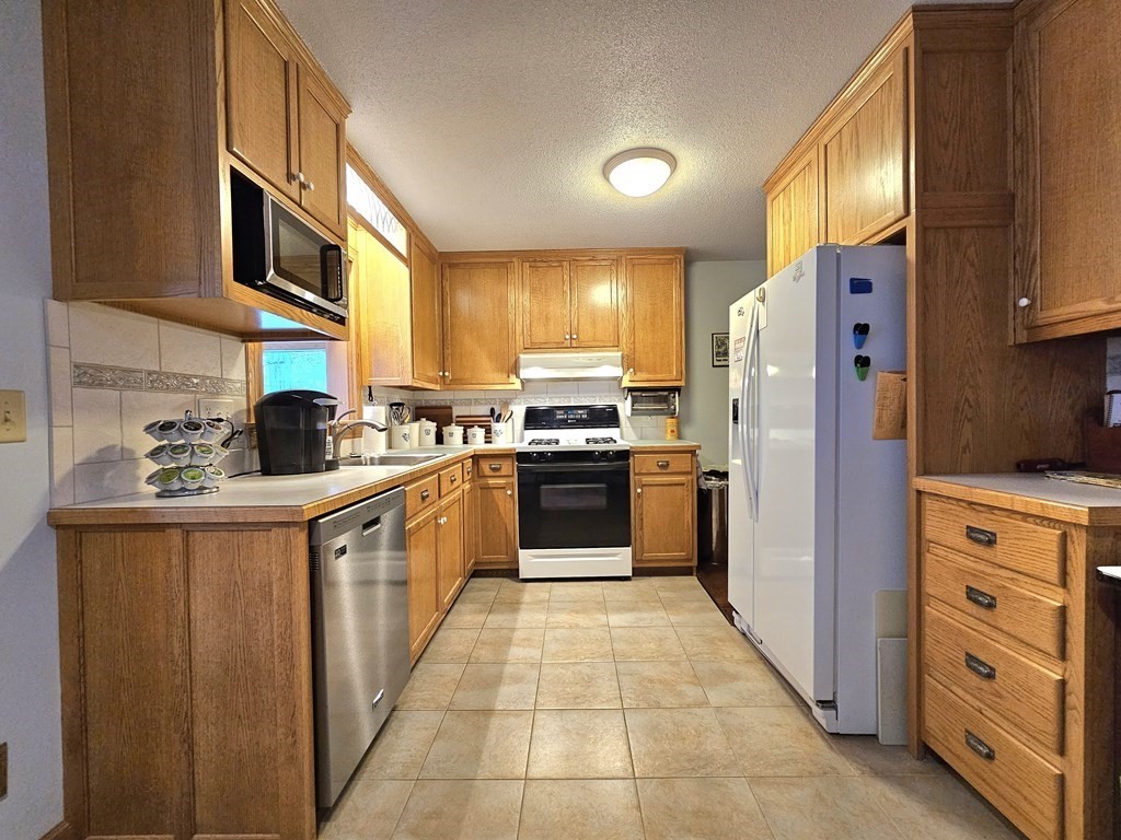 167 East Hadley Road Amherst, MA 01002 - Photo 3 of 42 Gallery Image 3