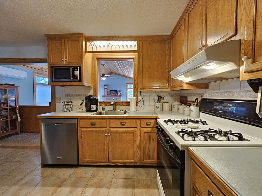 167 East Hadley Road Amherst, MA 01002 - Photo 5 of 42 Gallery Image 5