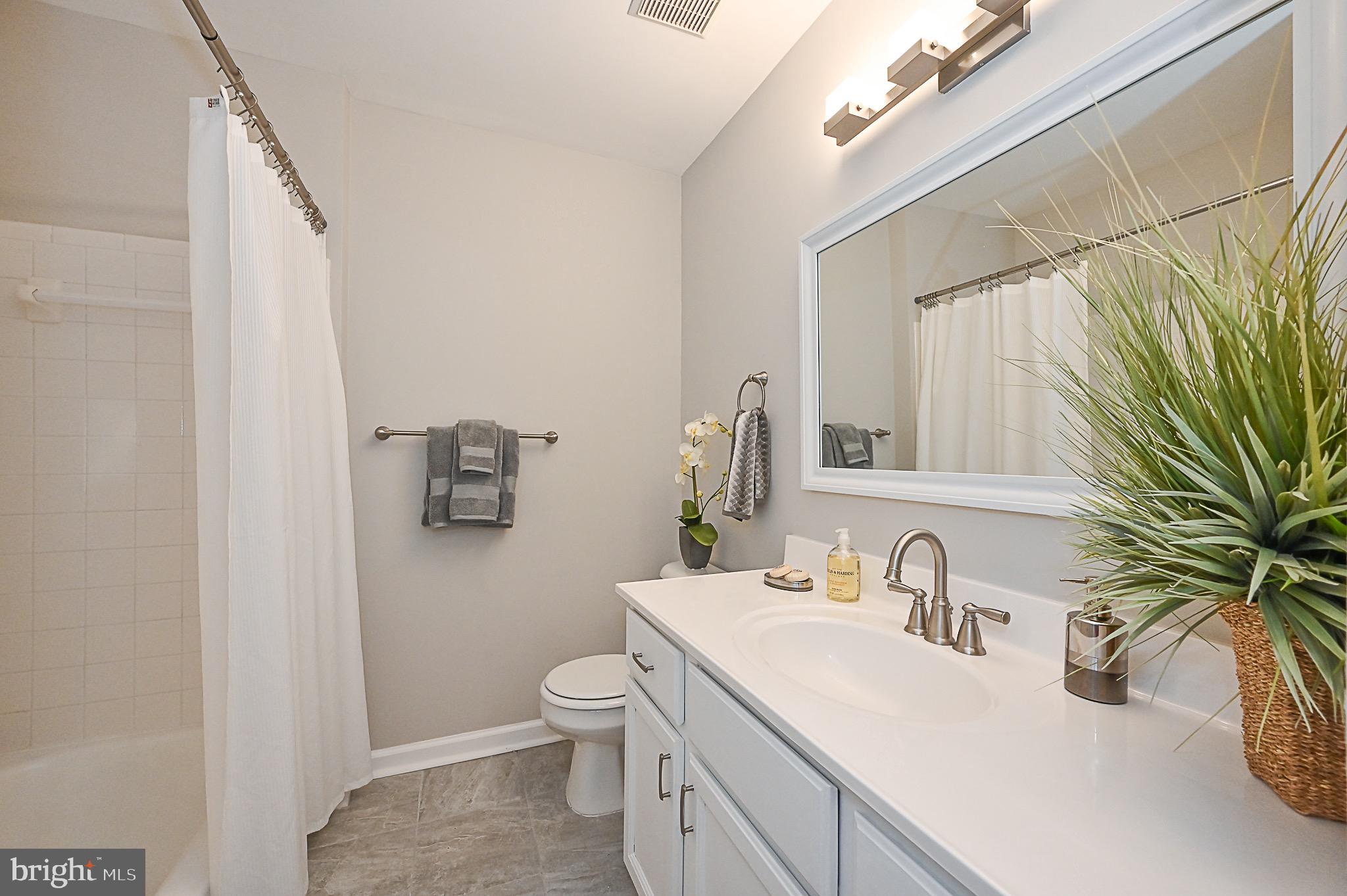 6356 Racetec Place Springfield, VA 22150 - Photo 25 of 37 Hall Bath
