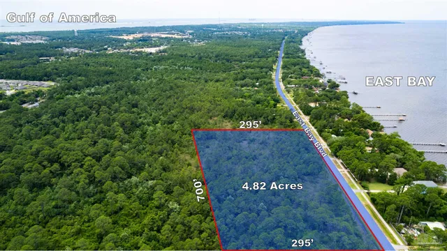 a view of a back yard