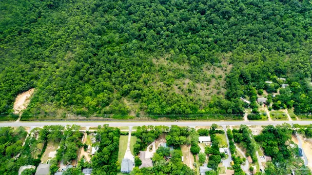 a view of yard with green space